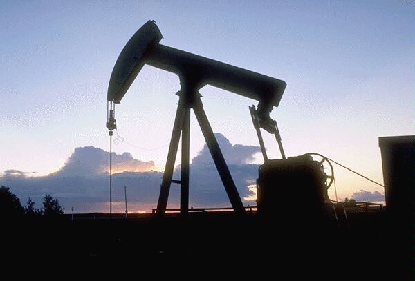Цены на нефть на мировых рынках возобновили падение