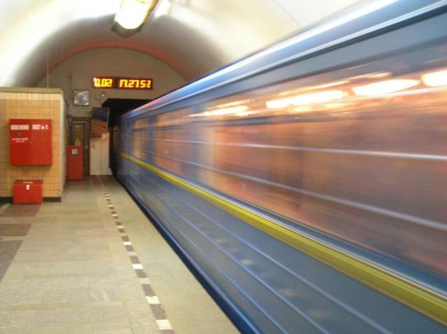 В московском метро женщина прыгнула под поезд