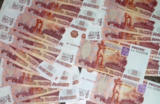 На открытии валютных торгов рубль падает к доллару на 65 копеек
