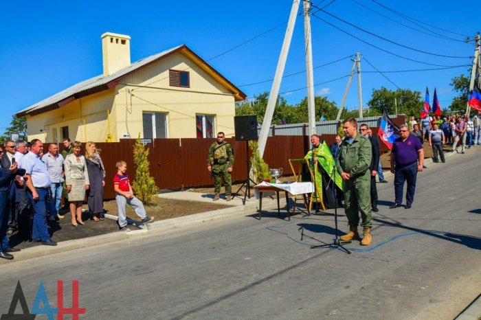 Глава ДНР вручил новым хозяевам ключи от 18 домов