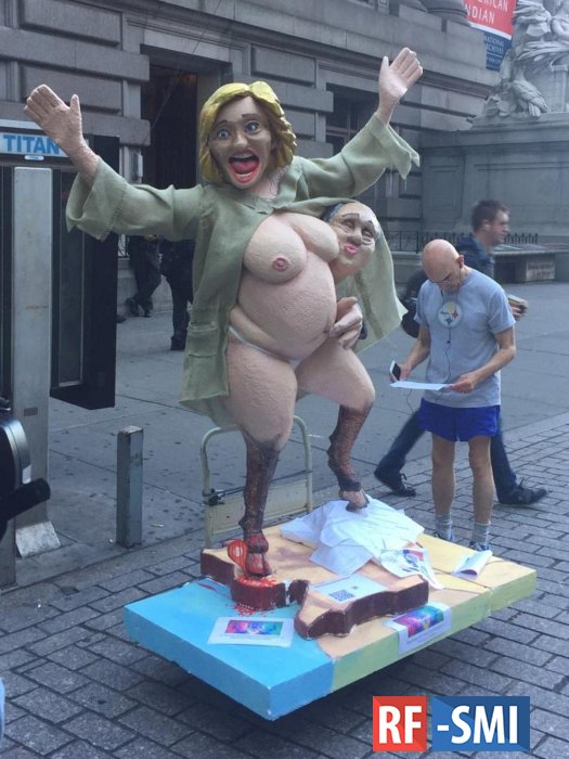 В Нью-Йорке произошла потасовка из-за статуи обнаженной Хиллари Клинтон