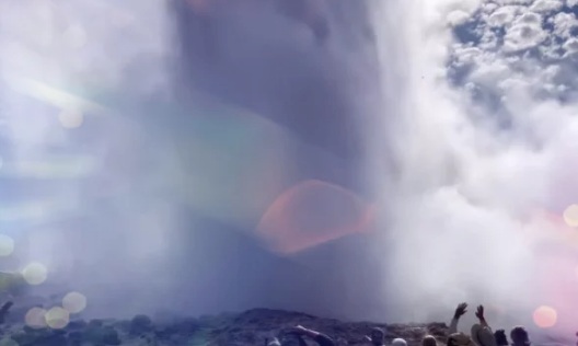 Мощное извержение гейзера в Йеллоустоне напугало и озадачило ученых