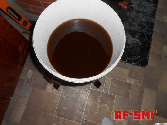 Вода кофейного цвета течет из кранов в домах Лахденпохьи. ФОТО