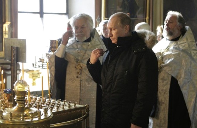 Владимир Путин поставил в храме свечи
