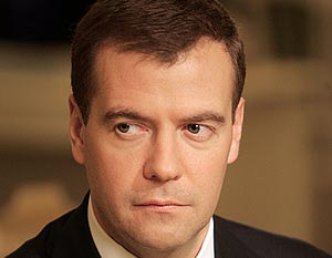 Медведев анонсировал сокращение федеральных чиновников