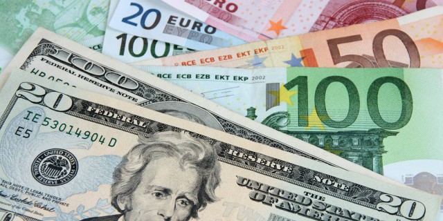 Евро и доллар продолжают обновлять максимумы