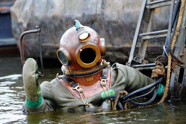 Водолаз погиб при проведении подводных работ на Оке