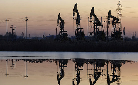 Саудовская Аравия обваливает цены на нефть