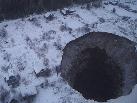 Первые фото провала грунта в Соликамске появились в Сети
