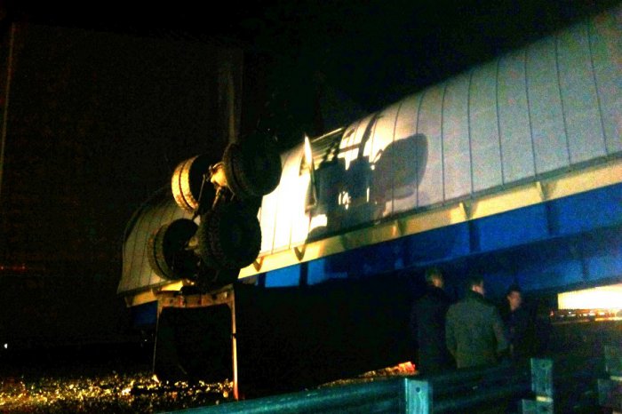 Надземный переход под Калининградом сбил самосвал с поднятым кузовом