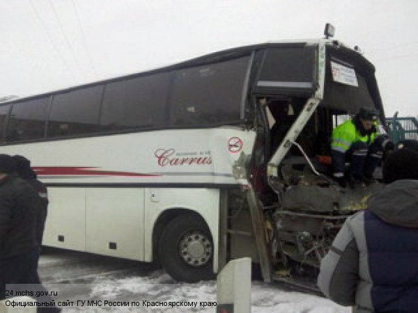 Автобус протаранил забор школы в Красноярске