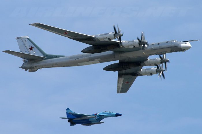 Российские Ту-95  снова "передали привет" американскому континенту