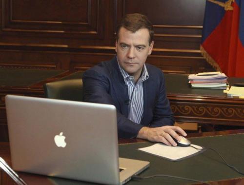 Д. Медведев в новогоднем обращении пожелал в 2015 году мира и добра