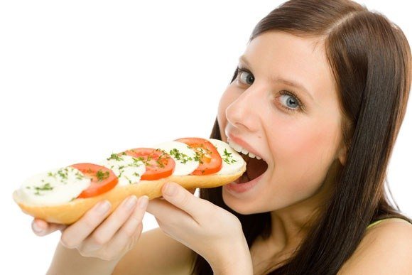 Ученые считают, что современные женщины не умеют есть.