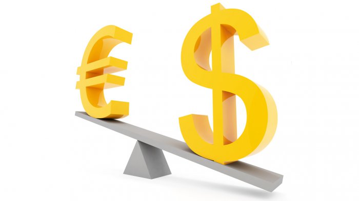 Курс евро к доллару упал до рекордно низких за 9 лет показателей.