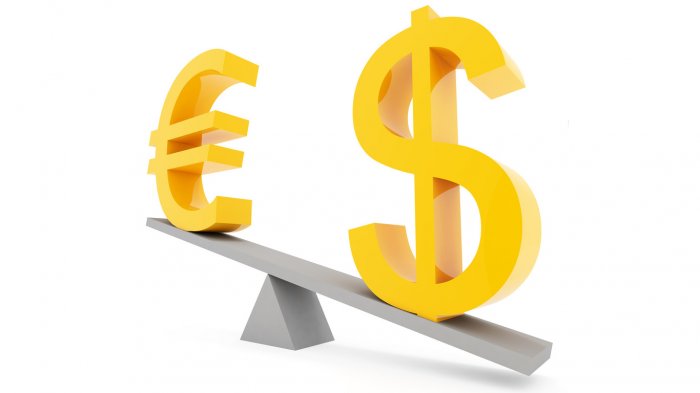 Евро по отношению к доллару упал до минимума за 11 лет