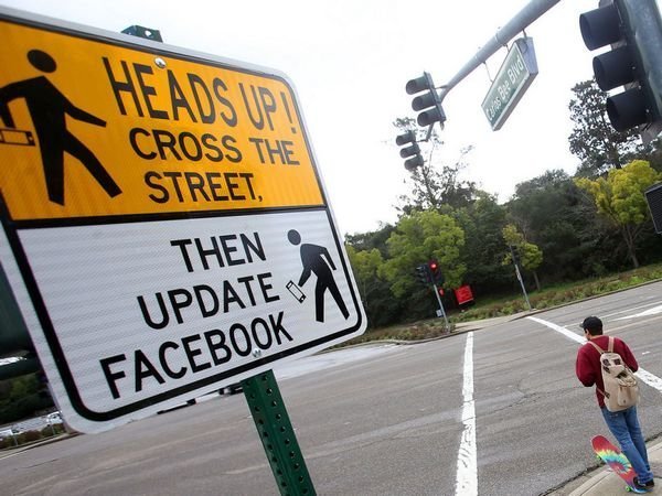 В Калифорнии появился дорожный знак для пользователей Facebook