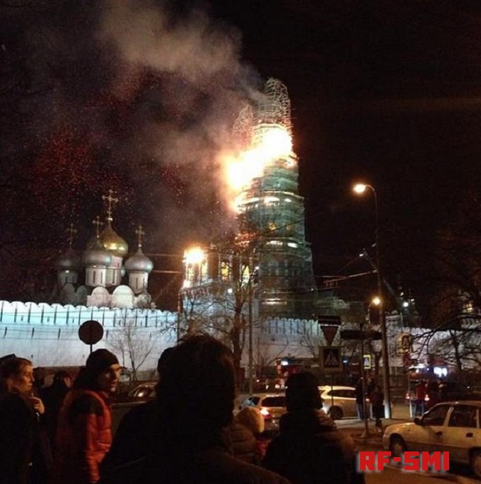 Пожар в Новодевичьем монастыре Москвы тушат 29 единиц техники