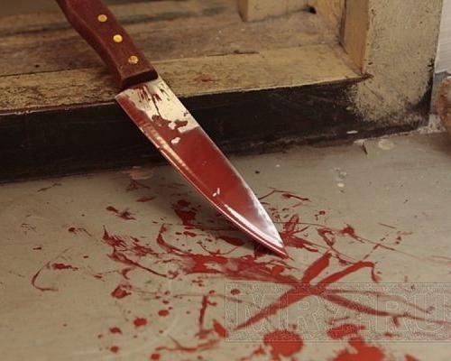 В пос. Коммунарка молодой человек убил себя ножом и ранил свою девушку.