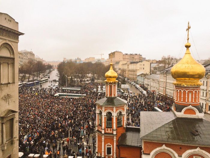 По данным ГУВД Москвы на траурном шествии находится 16.500 человек