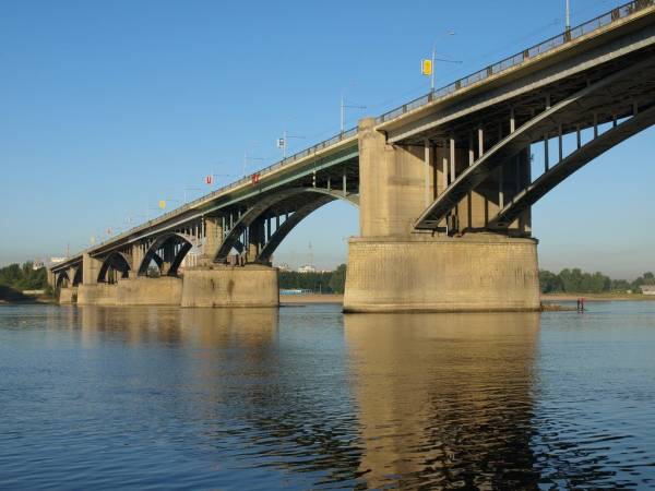 В Новосибирске самоубийца спрыгнул с коммунального моста