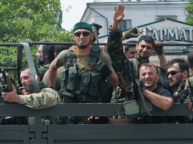 Чеченцы поймали одного из угрожавших им украинских военных (ВИДЕО 18+)