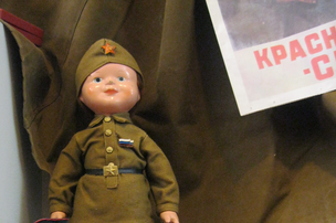 В музее кукол открылась выставка «Память: игрушки детей войны»