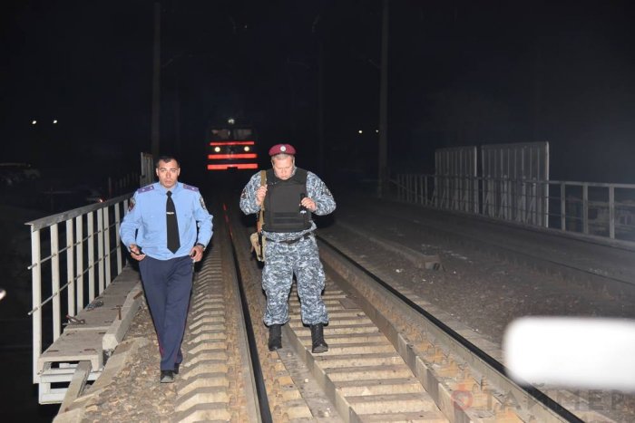 В Одессе неизвестные перед поездом взорвали пути.