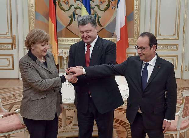 Меркель и Олланд игнорируют военные преступления со стороны Киева