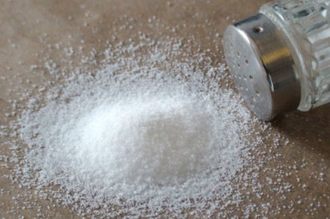Соль препятствует накоплению жира в организме.