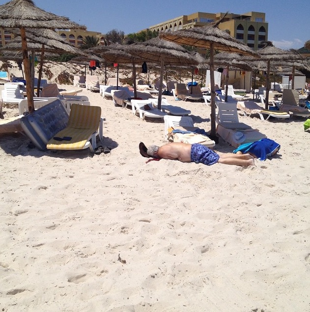 На пляже Туниса  неизвестный расстрелял  11 человек