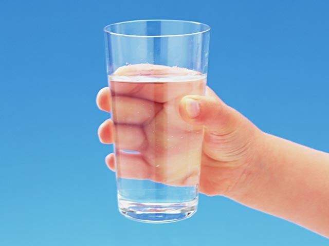 Ученые советуют пить не менее 2 литров воды в день