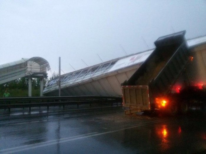 В Новосибирске грузовик  снес пешеходный мост.