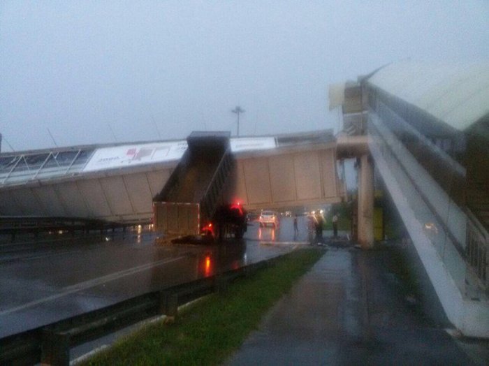 В Новосибирске грузовик  снес пешеходный мост.