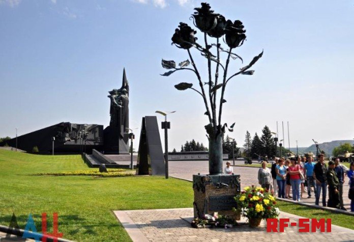 В Донецке открыт памятник жертвам украинских карателей.