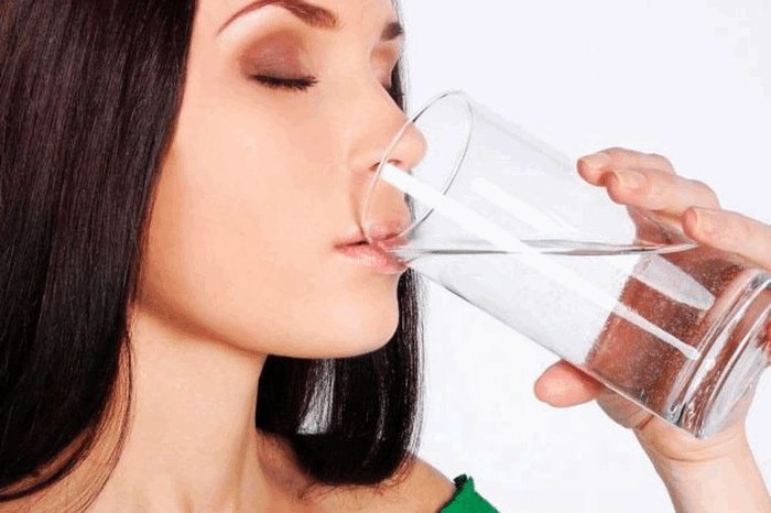 Как обычная вода помогает избавиться от ожирения?