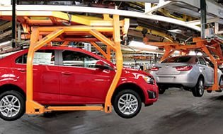 Производство легковых автомобилей в РФ за 8 месяцев снизилось на 26%.