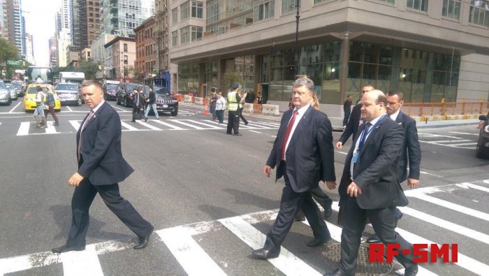 П Порошенко ходит по Нью-Йорку пешком.
