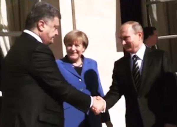 Оказывается пожать руку В. Путину  П. Порошенко умоляла А. Меркель...
