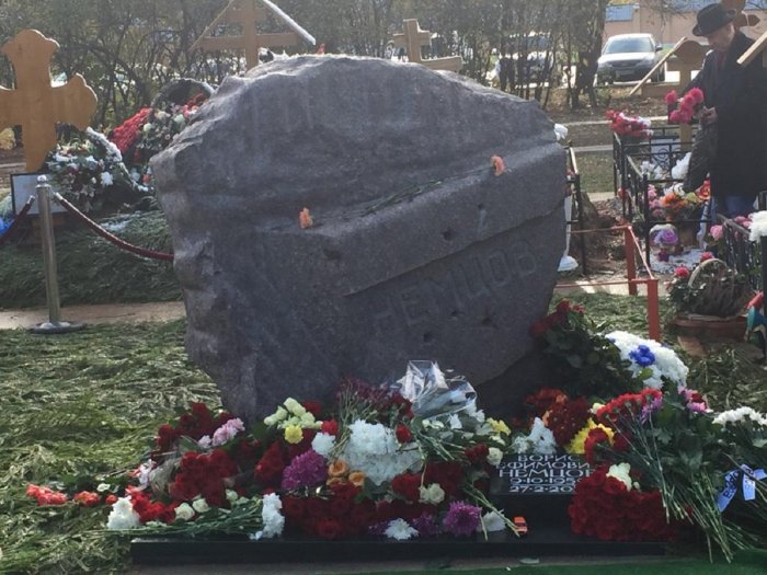 На могиле Бориса Немцова установили памятник