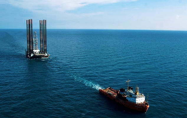 Турецкое судно помешало перемещению буровых платформ  в Черном море
