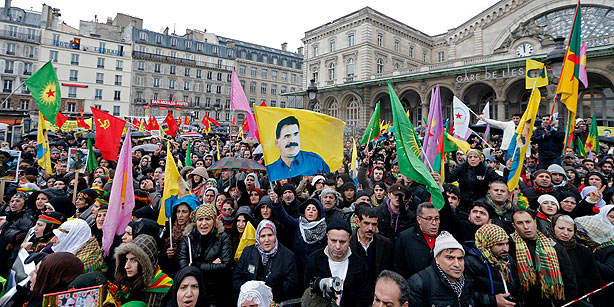 В Дюссельдорфе тысячи курдов протестовали против военной операции Турции