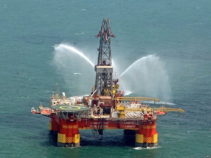 Крупный пожар на нефтеплатформе в Каспийском море.