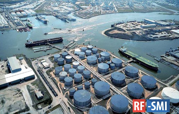 200 млн баррелей нефти зависли в портах Китая