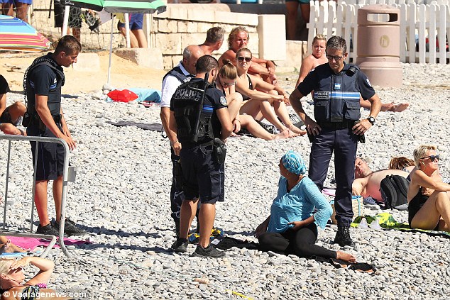 Полицейские заставили мусульманку снять буркини на пляже Ниццы