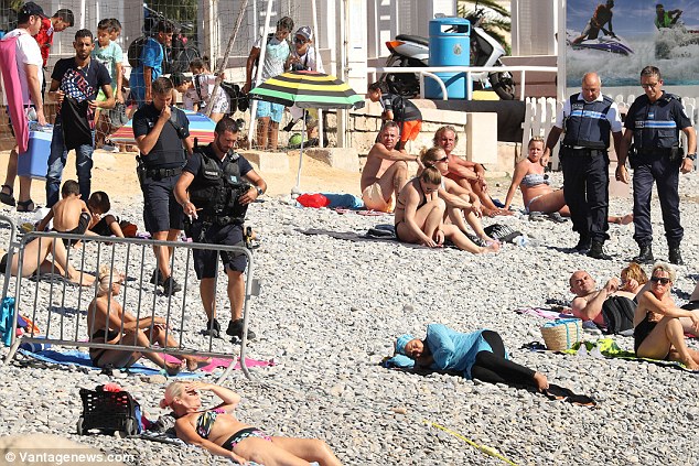 Полицейские заставили мусульманку снять буркини на пляже Ниццы