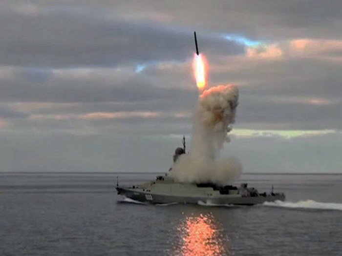Корабли ВМФ России нанесли удар крылатыми ракетами «Калибр» по объектам ИГ в Сирии