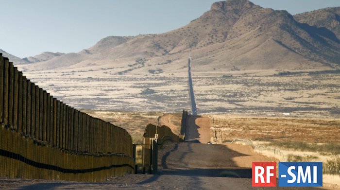 Трамп запросил 18 млрд долларов на стену на границе с Мексикой