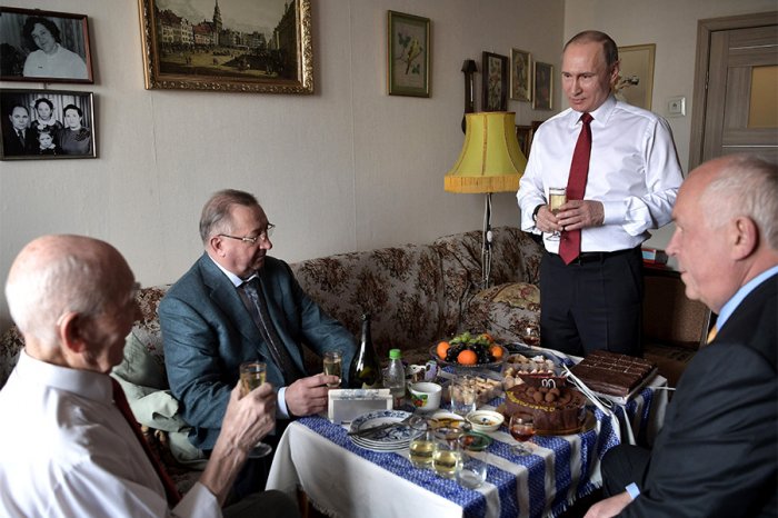 В. Путин поздравил своего наставника с Праздником Победы.