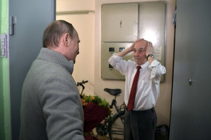 В. Путин поздравил своего наставника с Праздником Победы.